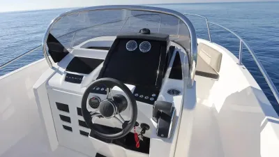bedieningsconsole en boeg van een motorboot