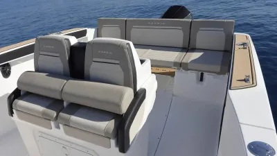 Zitplaatsen en achterdek van een boot