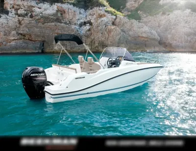 motorboot in helder water bij rotsen