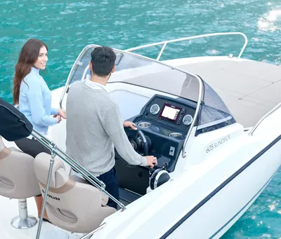 twee personen op voorkant van motorboot