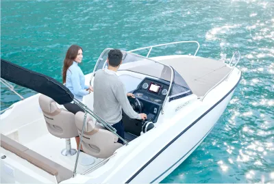 twee mensen op het dek van een motorboot