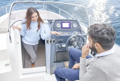 twee personen bij het stuur van een boot