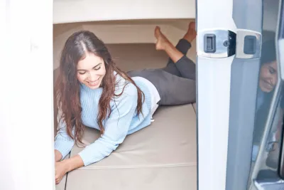 vrouw liggend in kajuit