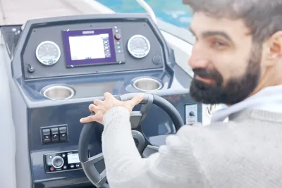 bestuurdersconsole en stuur met persoon