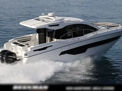 wit motorjacht op zee met cockpit