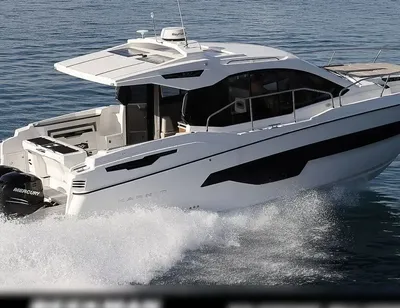wit motorjacht op zee met cockpit