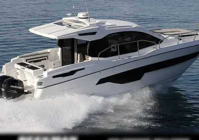 motorboot varend op open water