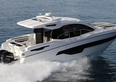 wit motorjacht op open water, zijaanzicht