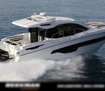 motorjacht op open water