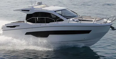 wit motorjacht varend op open water