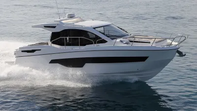 motorjacht zijaanzicht op zee