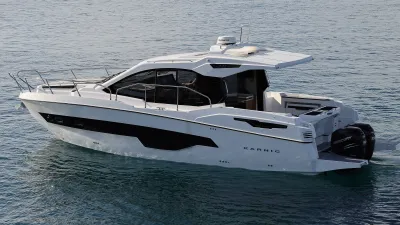 motorboot met cabine op open water
