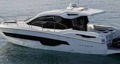 Motorboot zijaanzicht op water