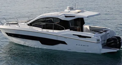 wit motorjacht op rustig water