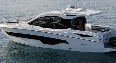 wit motorjacht op rustig water