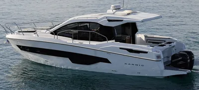 wit motorjacht op open water