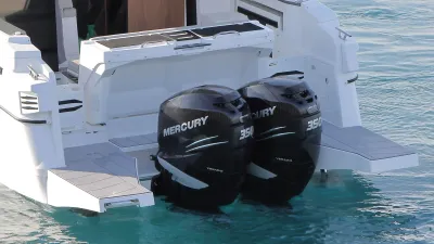 achterzijde van boot met buitenboordmotoren