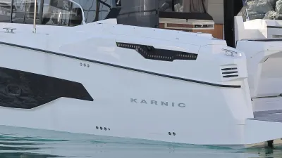 Zijkant van witte boot bij water