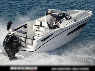 motorboot op zee met bestuurdersconsole