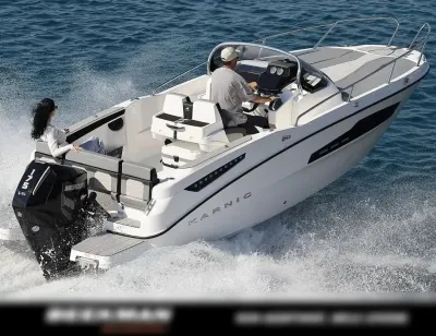 open motorboot op zee