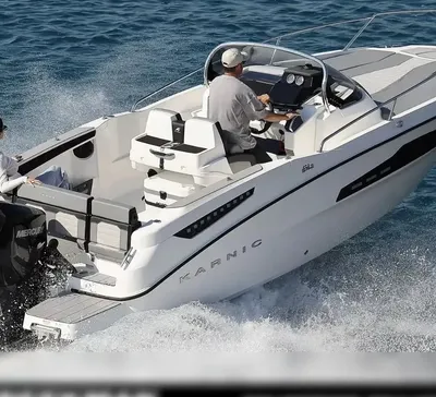 motorboot op zee met bestuurder en passagier