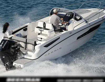 motorboot op zee met bestuurdersconsole