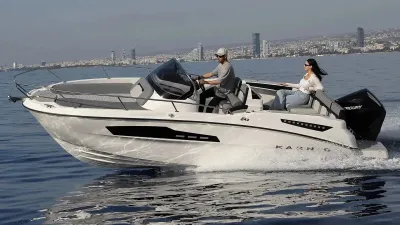 Motorboot op zee met twee personen
