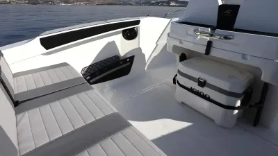 zitgedeelte en stuurconsole van boot