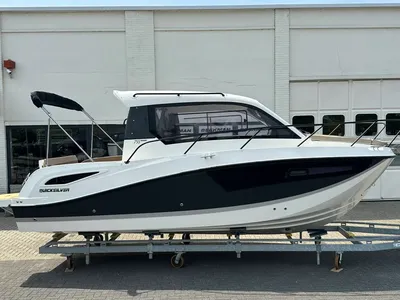 motorboot op trailer voor bedrijfsgebouw