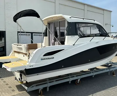 boot op trailer bij bedrijfspand