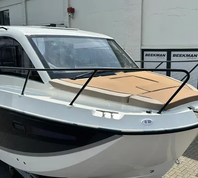 voordek en voorruit van een motorboot