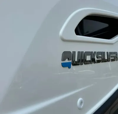 zijaanzicht bootromp met raampje en reling