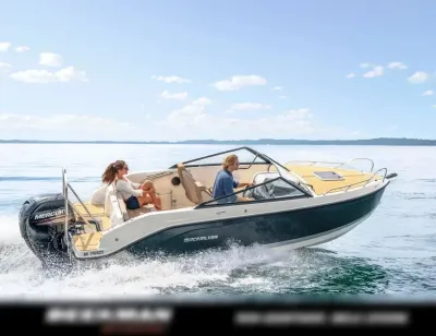 motorboot op rustig water met twee personen