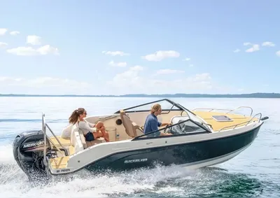 motorboot met twee personen op open water