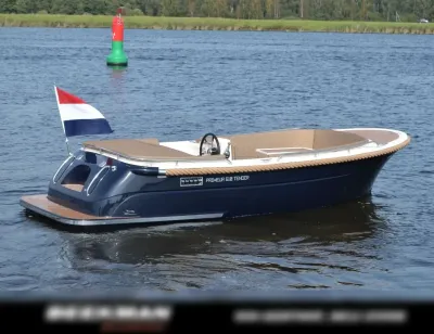 kleine open tender op rustig water