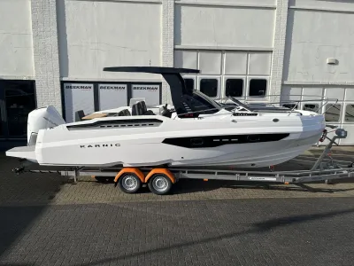 Witte motorboot op trailer voor een gebouw