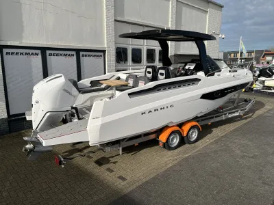 motorboot op trailer bij gebouw