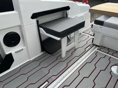 zitkussen en opbergruimte op het dek