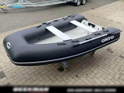 zwarte opblaasbare boot (RIB) op parkeerterrein