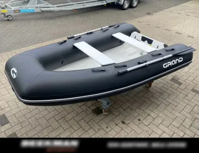 zwarte opblaasbare rib op parkeerplaats