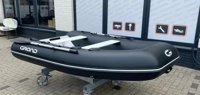 Zwarte opblaasbare RIB voor winkelpand
