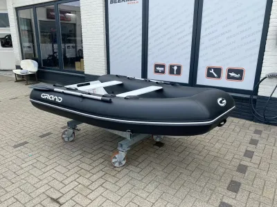 zwarte opblaasboot op parkeerplaats
