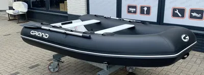 zwarte opblaasbare boot voor winkelpui