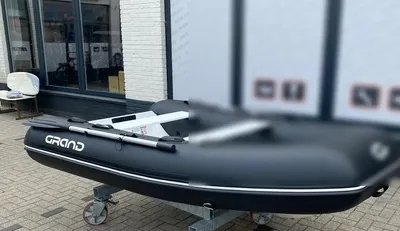 opblaasbare rib op trailer voor etalage