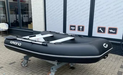 opblaasbare rib bij winkelpand