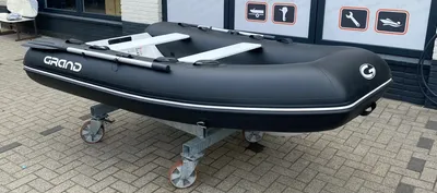 zwarte opblaasboot op kar voor winkel