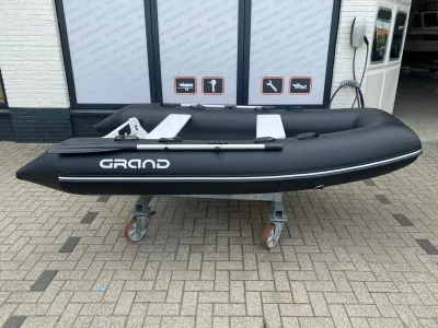 zwarte opblaasbare rib op rolwagen