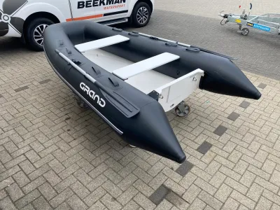 Opblaasbare RIB op parkeerplaats