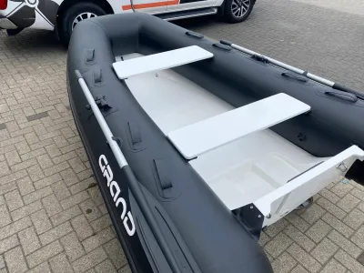 Opblaasbare RIB met twee witte zitbanken