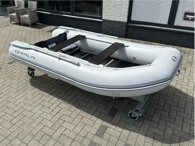 Opblaasbare rubberboot op parkeerplaats